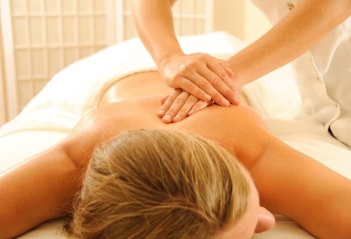 corso di massaggio decontratturante per estetiste con massaggio ayurvedico