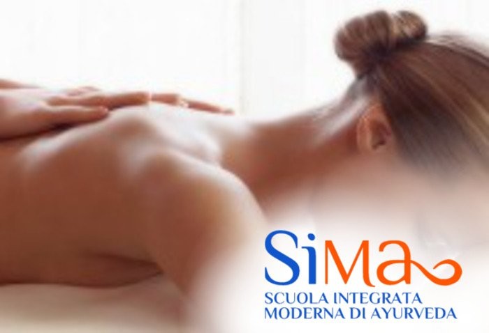 Corso di massaggio decontratturante Venezia con massaggio ayurvedico