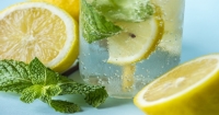 Benefici di bere acqua e limone ogni giorno secondo l'Ayurveda