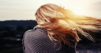 I consigli dell'Ayurveda su cosa non fare per i capelli grassi