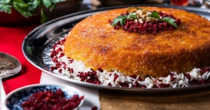 Hai mai provato il Tahchin, il dolce iraniano con arancia, miele e zafferano?