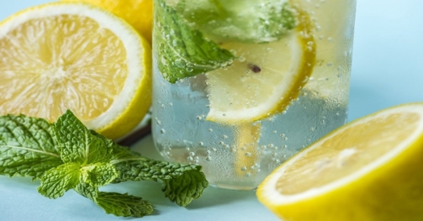 Benefici di bere acqua e limone ogni giorno secondo l'Ayurveda