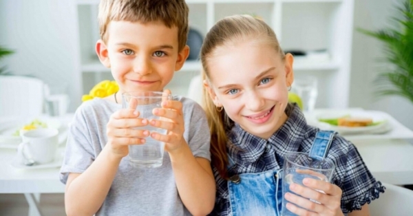 L'acqua per i bambini è fondamentale, ecco come farli bere